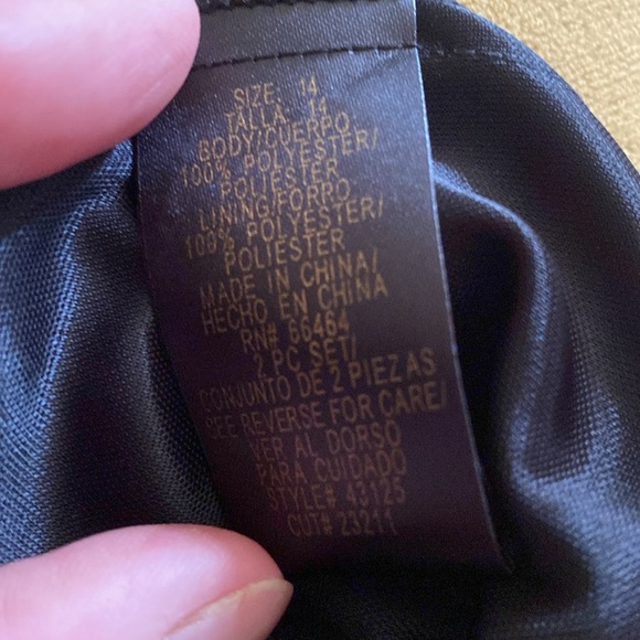 Sleeveless pull over black maxi gown - Picture 5 of 6